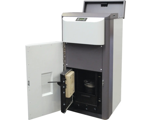 Pelletheizung mit geöffneter Tür zur Brennkammer