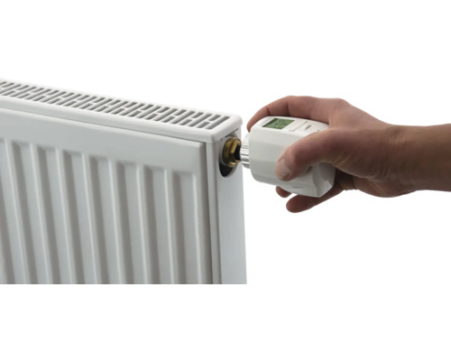 Heizkörper mit elektronischem Thermostat im Betrieb