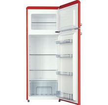 Geöffneter roter Kühlschrank mit Innenfächern