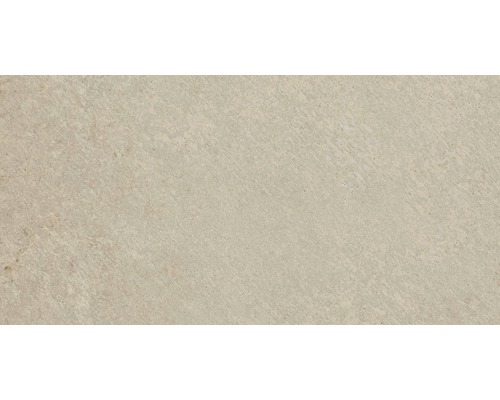 Nahaufnahme einer hellen Natursteinfliese mit matter Oberfläche.