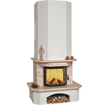 Kamin mit Holz und Dekoration