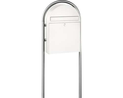 Freistehender, weißer Briefkasten mit Schloss und silberfarbenem Rahmen