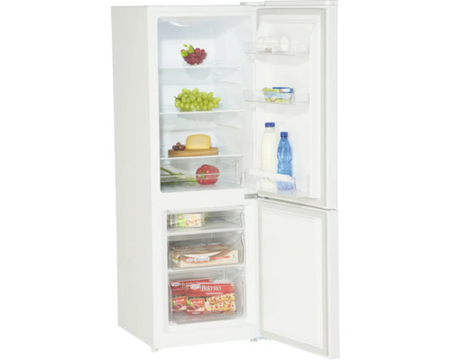 Weißer Kühlschrank mit geöffneter Tür und Lebensmitteln