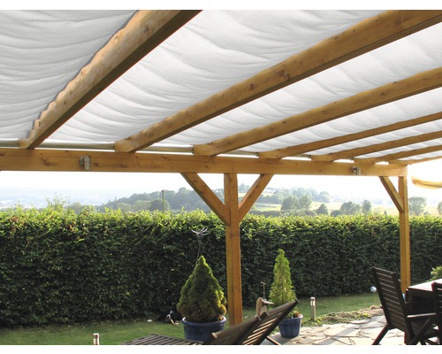 Holzpergola mit Sonnensegel im Garten