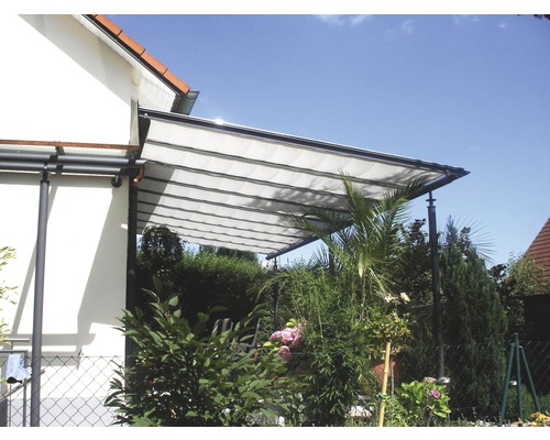 Terrassenüberdachung aus Metall und Kunststoff am Haus