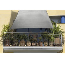 Balkon mit Sonnensegel und verschiedenen Topfpflanzen
