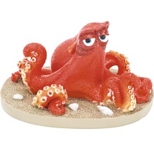 Dekofigur eines roten Oktopus auf Sand