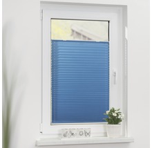 Blaues Plissee-Faltstore vor einem Fenster für Sichtschutz und Sonnenschutz