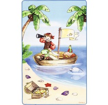 Illustration einer Piratenszene mit einem Piratenjungen im Boot, einer Schatzkiste am Strand und Palmen