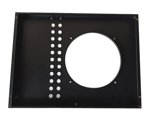 Metallgehäuse mit runder Aussparung und Bohrungen