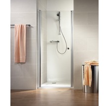 Badezimmer mit Duschkabine, Handtuch und Wäschekorb
