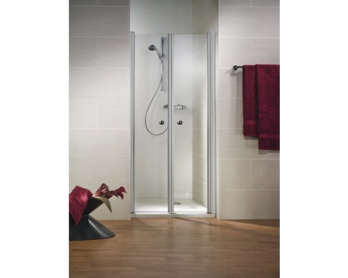 Badezimmer mit gefalteter Duschkabine, Duschkopf und Handtüchern