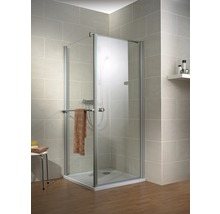 Eckdusche mit Glastüren und Duschwanne im Badezimmer.