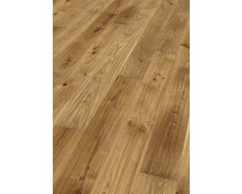 Nahaufnahme eines Laminatbodens in Holzoptik