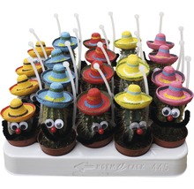 Eine Anordnung von Kakteen mit bunten Sombreros, Kulleraugen und Schnurrbärten in Töpfen.