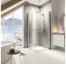Modernes Badezimmer mit Duschkabine, Waschtisch und Badewanne vor großem Fenster