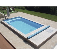 Rechteckiger Pool mit Treppe und aufrollbarer Poolabdeckung im Garten