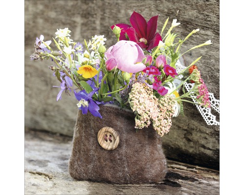 Blumenarrangement in brauner Filztasche mit Knopf