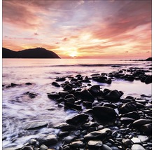 Eine Küstenlandschaft mit Felsen und Sonnenuntergang.