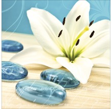 Dekoration mit einer weißen Lilie und blauen Glassteinen