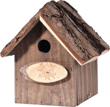Vogelhaus aus Holz mit Rinde und Willkommensschild