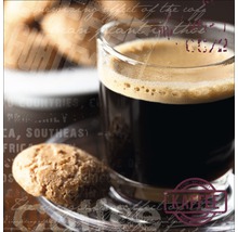 Ein Glas Kaffee mit einem Keks.