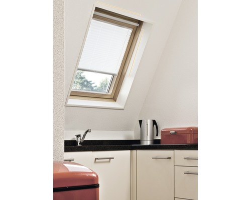 Dachfenster mit Jalousie in einer modernen Küche