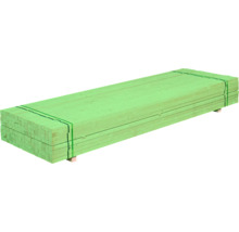 Stapel imprägnierter Kanthölzer für den Außenbereich