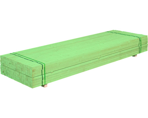 Stapel imprägnierter Kanthölzer für den Außenbereich