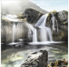 Landschaft mit Wasserfall und Felsen