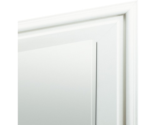 Detailansicht einer weißen Innentür mit Rahmen