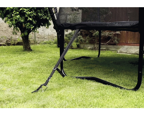 Detailansicht eines Gartentrampolins mit Erdanker zur sicheren Befestigung.