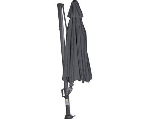 Grauer Ampelschirm mit seitlichem Mast
