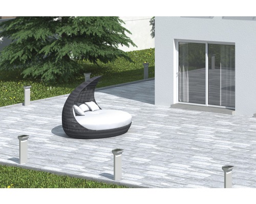Terrasse mit Rattan-Tagesbett, Pflastersteinen und Außenleuchten