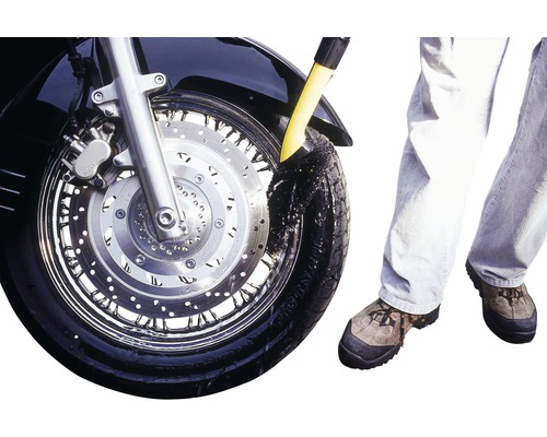 Motorrad wird mit Reinigungsbürste gewaschen.