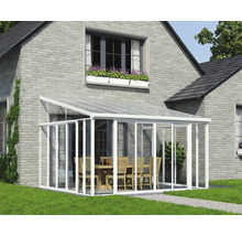 Anbaupavillon mit Esstisch und Stühlen an einem Haus mit Ziegelmauerwerk