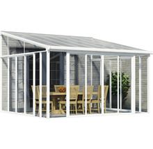 Überdachte Terrasse mit Esstisch und Stühlen