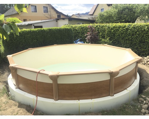 Aufgestellter Pool im Garten