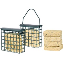 Zwei Futterhaus-Gitter mit Griff und ein Stapel Vogelfutter-Riegel