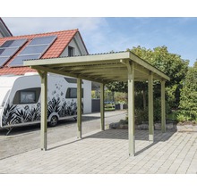 Holzcarport mit Flachdach und Wohnwagen auf einem Grundstück