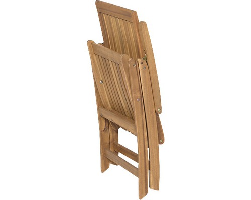 Zusammengeklappter Holzgartenstuhl für den Außenbereich