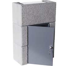Briefkasten aus Betonsteinen mit abschließbarer Tür