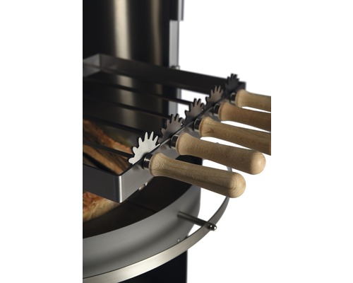 Schwenkgrill mit Grillspießen und Holzgriffen