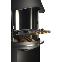 Grill mit Grillspießen und Holzscheiten