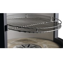 Detailansicht eines runden Grillrostes im Grill
