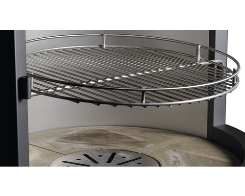 Detailansicht eines runden Grillrostes im Grill