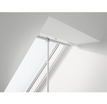Dachfenster mit Rollo und Bedienungsstange