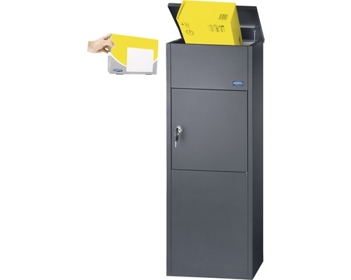 Paketbriefkasten mit Paketen und Hand, die einen Brief einwirft