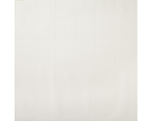 Rechteckige Keramikfliesen an einer Wand.