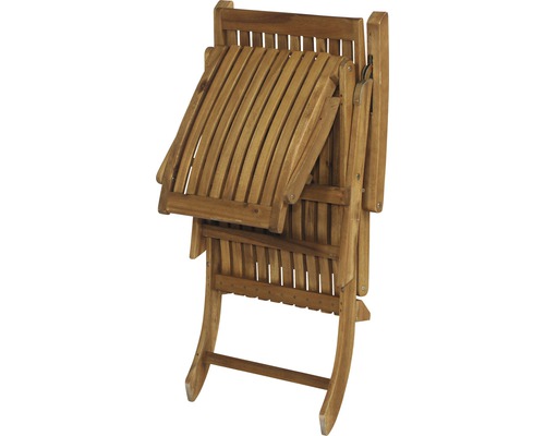 Zusammengeklappter Gartentisch aus Holz